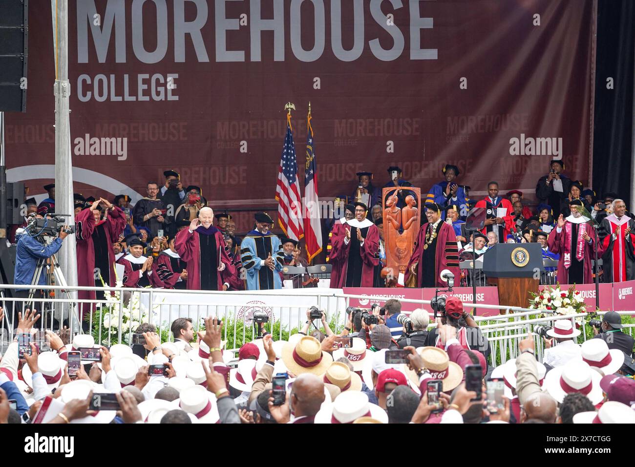 Atlanta, Stati Uniti. 19 maggio 2024. Il presidente Joe Biden riceve una laurea honoris causa dopo aver rilasciato osservazioni presso gli esercizi di inizio del 140th Morehouse College nel Century Campus al Morehouse College di Atlanta, Georgia, domenica 19 maggio 2024. Foto di Megan Varner/UPI credito: UPI/Alamy Live News Foto Stock