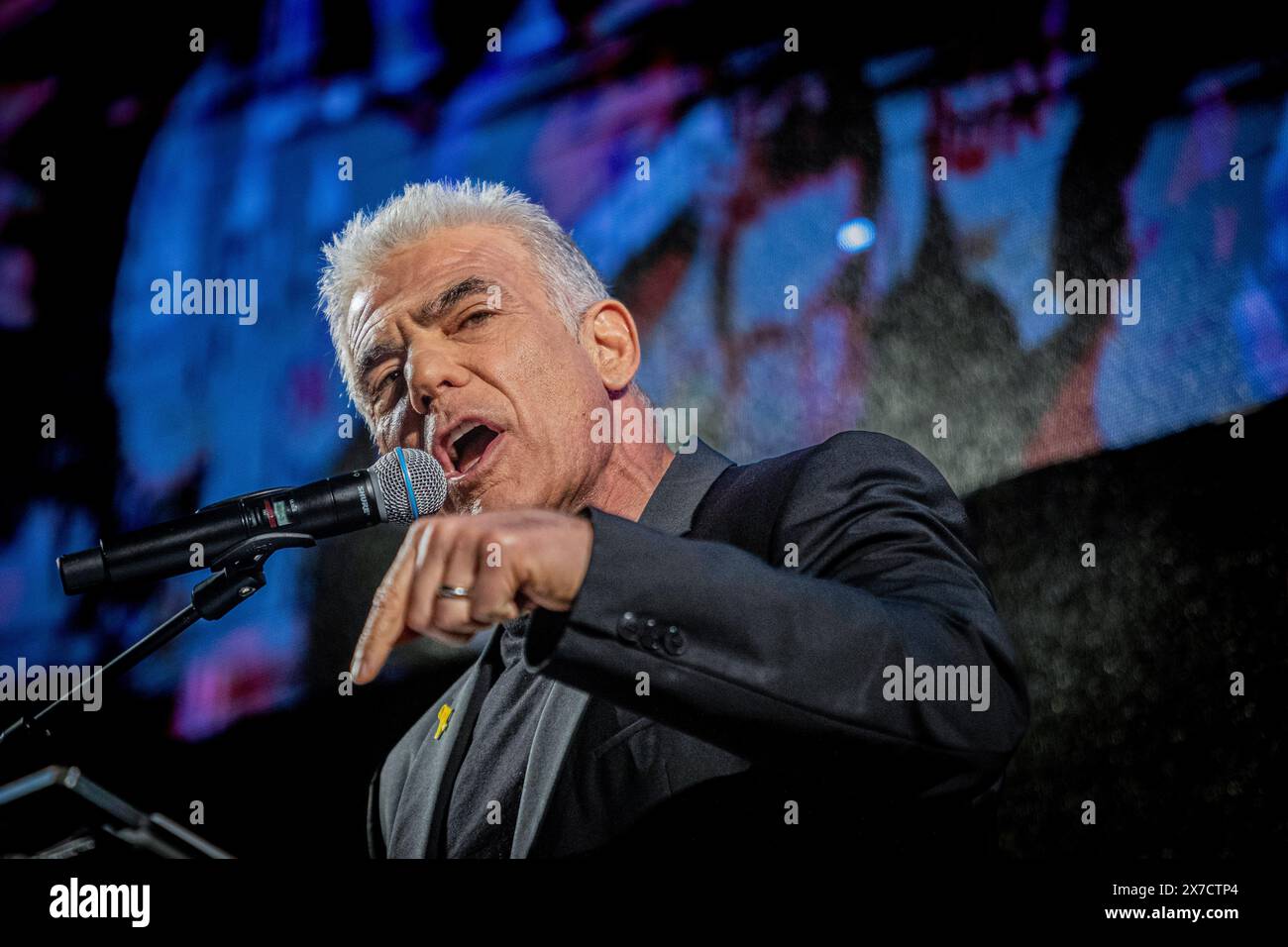 Tel Aviv, Israele. 18 maggio 2024. Il leader dell'opposizione israeliana ed ex primo ministro Yair Lapid parla durante la manifestazione. Il ministro israeliano Benny Gantz ha minacciato di dimettersi a meno che il primo ministro Benjamin Netanyahu non stabilisca un piano post-bellico per la Striscia di Gaza. Gantz ha fissato un termine dell'8 giugno per un piano volto a conseguire sei "obiettivi strategici”, tra cui la fine del dominio di Hamas a Gaza e l'istituzione di un'amministrazione civile multinazionale per il territorio. (Foto di Eyal Warshavsky/SOPA Images/Sipa USA) credito: SIPA USA/Alamy Live News Foto Stock