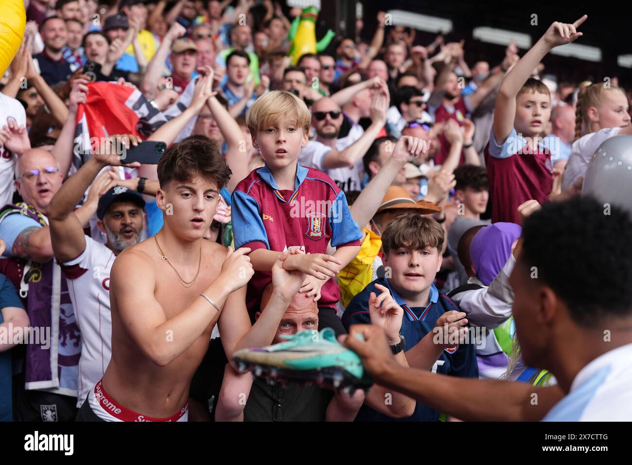 Tifosi dell'Aston Villa durante la partita di Premier League al Selhurst Park di Londra. Data foto: Domenica 19 maggio 2024. Foto Stock
