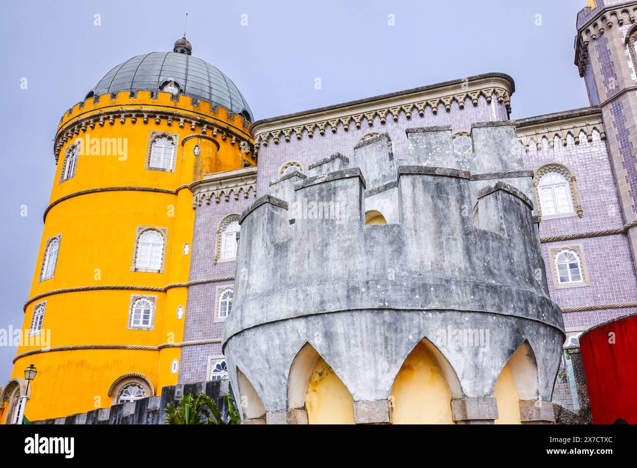 Stili eclettici del Palácio da pena o del castello storico di Palácio da pena, visto dalla Terrazza della Casa degli autobus a Sintra, Portogallo. Il castello da favola è considerato uno dei più bei esempi di architettura romanticistica portoghese del XIX secolo al mondo. Foto Stock