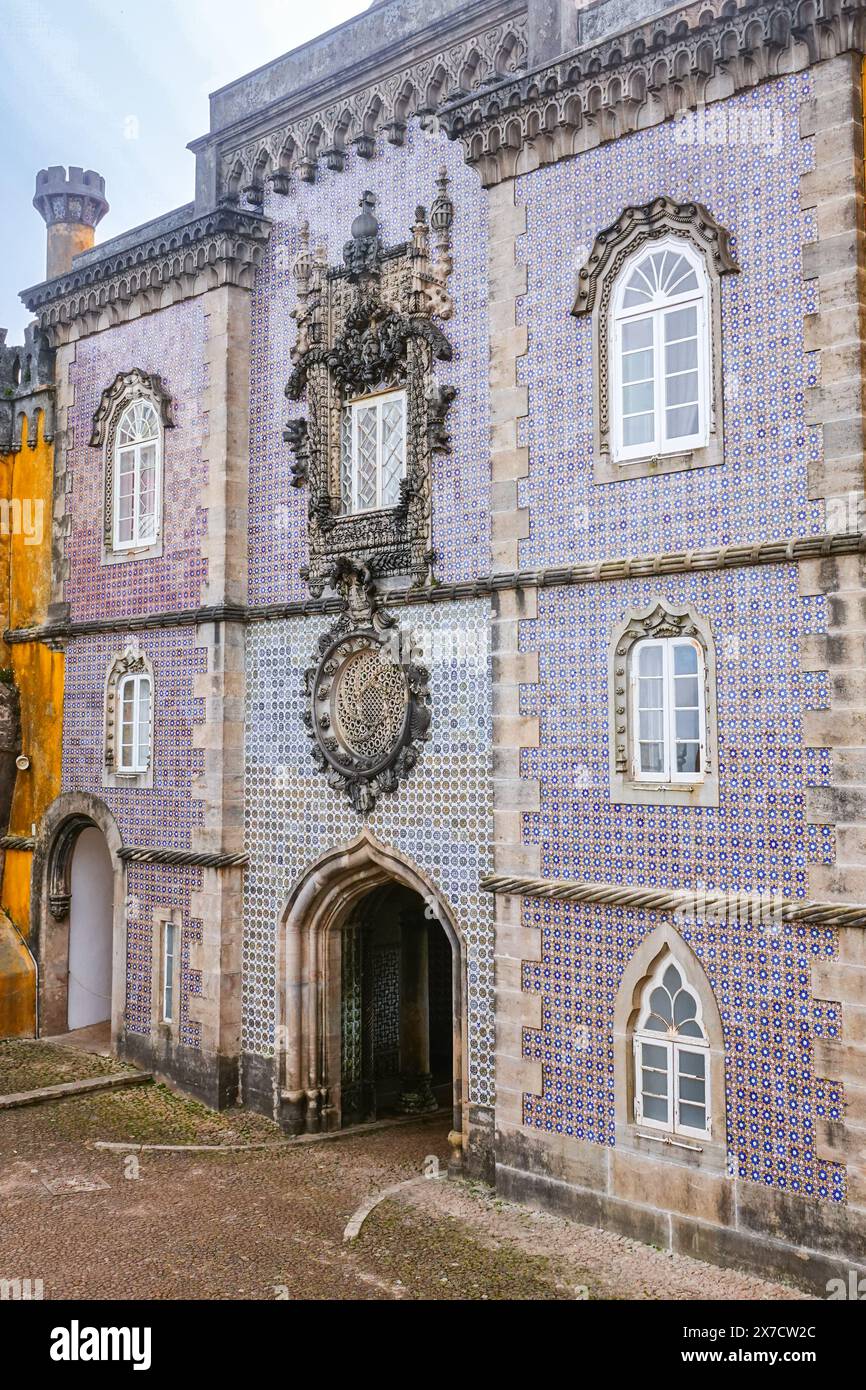 Piastrelle geometriche a motivi moreschi note come Azulejos, decorano la facciata conosciuta come il Convento dell'ordine di Cristo al Palazzo pena o Palácio da pena storico castello del palazzo a Sintra, Portogallo. Il castello da favola è considerato uno dei più bei esempi di architettura romanticistica portoghese del XIX secolo al mondo. Foto Stock Piastrelle geometriche a motivi moreschi note come Azulejos, decorano la facciata conosciuta come il Convento dell'ordine di Cristo al Palazzo pena o Palácio da pena storico castello del palazzo a Sintra, Portogallo. Il castello da favola è considerato uno dei più bei esempi di architettura romanticistica portoghese del XIX secolo al mondo. Foto Stock