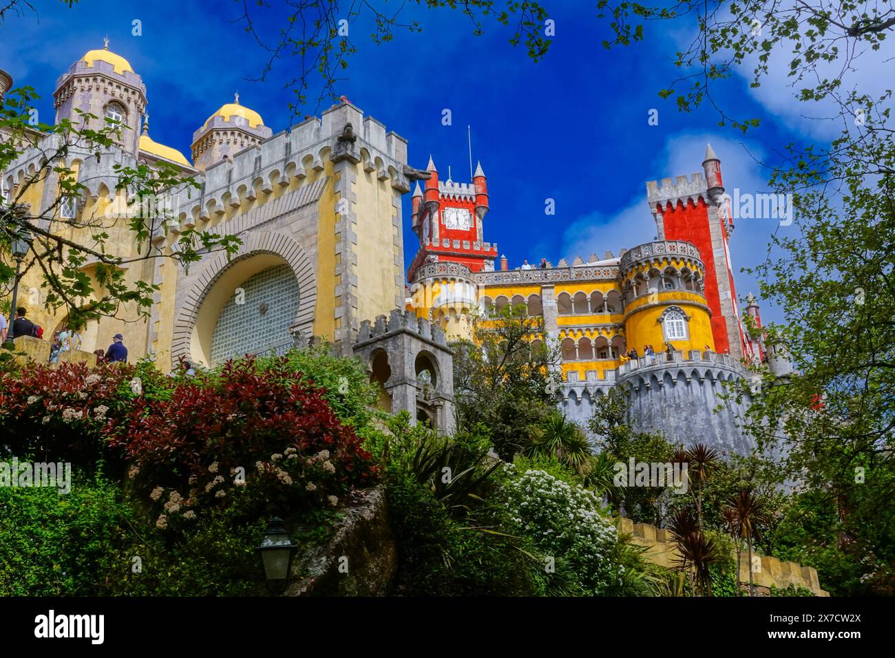 La porta dell'Alhambra, la torre dell'orologio rossa e la residenza reale del Palácio da pena o castello storico di Palácio da pena a Sintra, Portogallo. Il castello da favola è considerato uno dei più bei esempi di architettura romanticistica portoghese del XIX secolo al mondo. Foto Stock