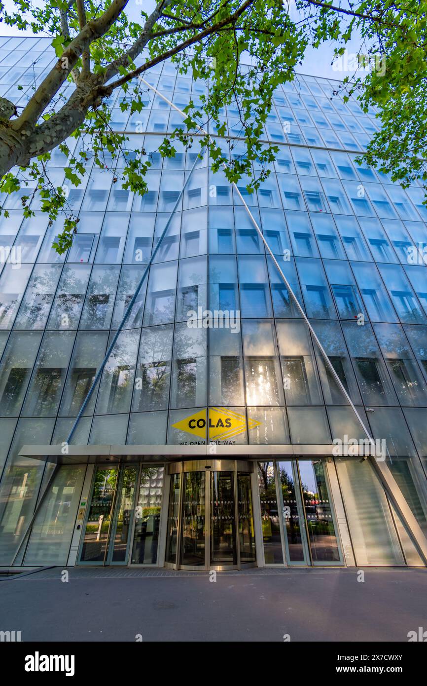 Ingresso principale dell'edificio della sede di Colas. Colas è una società francese di lavori pubblici specializzata nei trasporti e nelle infrastrutture stradali Foto Stock