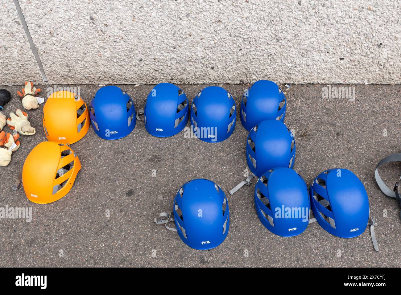 Attrezzature di sicurezza per i volontari che scendono lungo la torre principale del Southend Hospital per beneficenza intitolata Tackle the Tower. Caschi Petzl Foto Stock