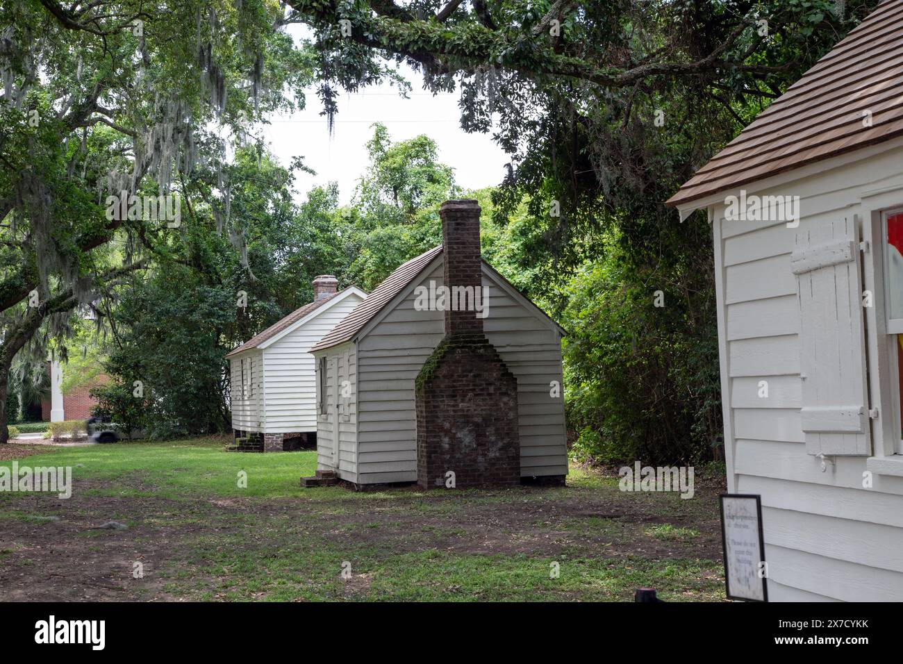Le cabine degli ex schiavi della piantagione McLeod sembrano molto meglio ora rispetto al passato. Foto Stock