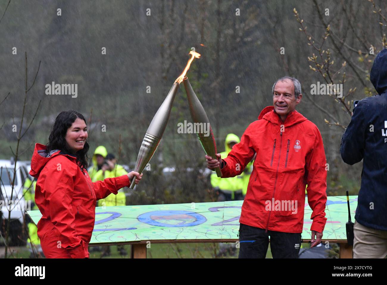 Tarbes, Francia. 19 maggio 2024. © BASTIEN ARBERET/MAXPPP - 19/05/2024 RELAIS DE LA FLAMME OLYMPIQUE JEUX OLYMPIQUES PARIGI 2024 ETAPE 11 HAUTES-PYRENEES AU CIRQUE DE GAVARNIE Relayeur : Solène Jambaqué, Skieuse alpine atteinte d'hémiplégie, a remporté 2 médailles d'or aux Jeux paralyques d'hiver d'Or de Torino 2006 à. Et Michel Guillot Pirenei Francia, 17 maggio 2024 staffetta torcia olimpica. *** Didascalia locale *** credito: MAXPPP/Alamy Live News Foto Stock