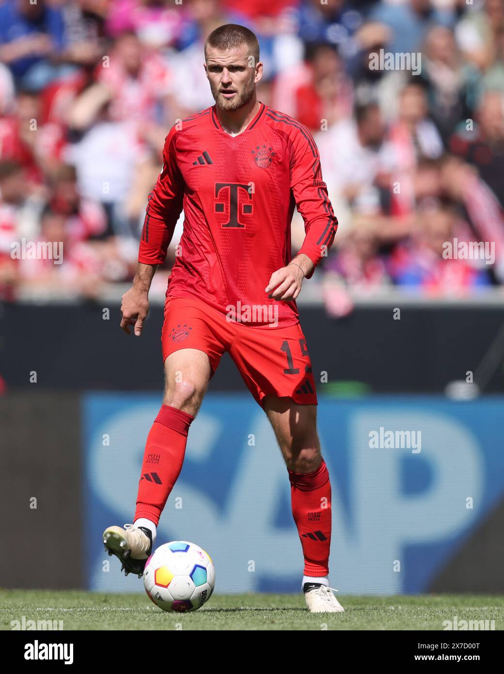 SINSHEIM, GERMANIA - 18 MAGGIO: Eric Dier del Bayern Muenchen controlla la palla durante la partita di Bundesliga tra il TSG Hoffenheim e il Bayern München al PreZero-Arena il 18 maggio 2024 a Sinsheim, Germania. © diebilderwelt / Alamy Stock Foto Stock