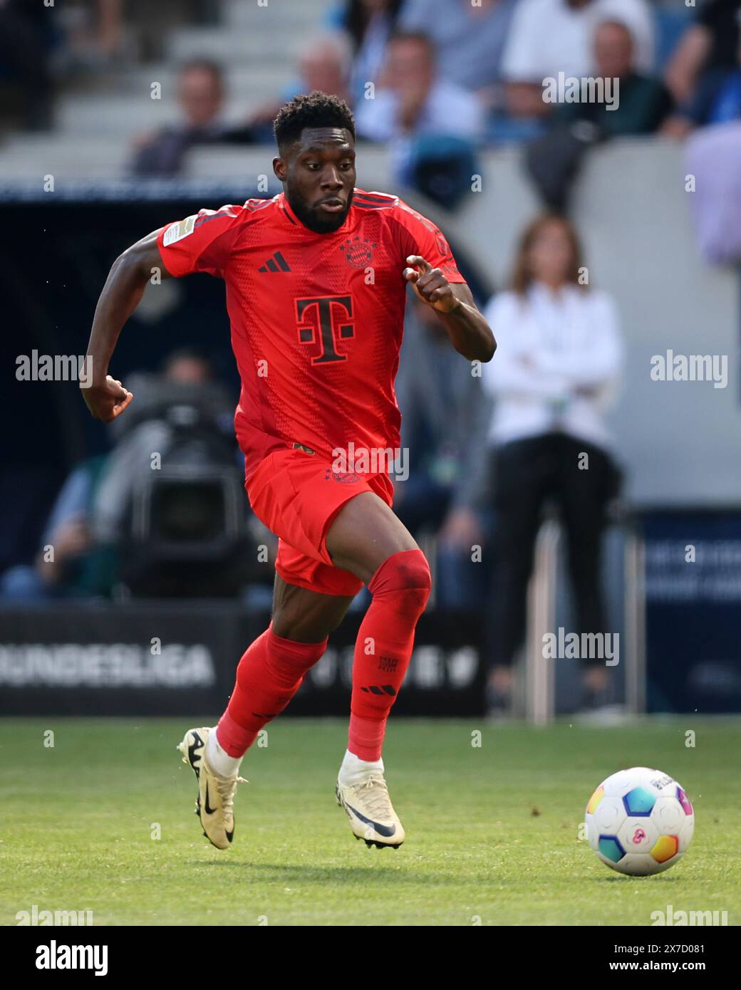 SINSHEIM, GERMANIA - 18 MAGGIO: Alphonso Davies del Bayern Muenchen corre con un pallone durante la partita di Bundesliga tra TSG Hoffenheim e FC Bayern München al PreZero-Arena il 18 maggio 2024 a Sinsheim, Germania. © diebilderwelt / Alamy Stock Foto Stock