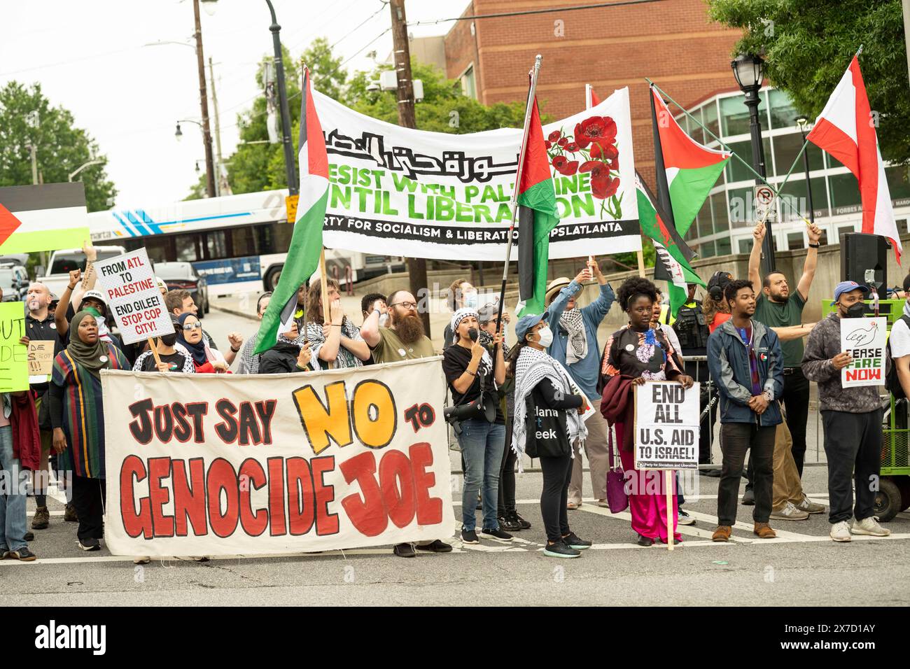 Atlanta, Georgia, Stati Uniti. 19 maggio 2024. I manifestanti che chiedevano un cessate il fuoco a Gaza hanno marciato verso il campus del Morehouse College mentre il presidente Biden ha dato il discorso di inizio. (Immagine di credito: © Steve Eberhardt/ZUMA Press Wire) SOLO PER USO EDITORIALE! Non per USO commerciale! Crediti: ZUMA Press, Inc./Alamy Live News Foto Stock