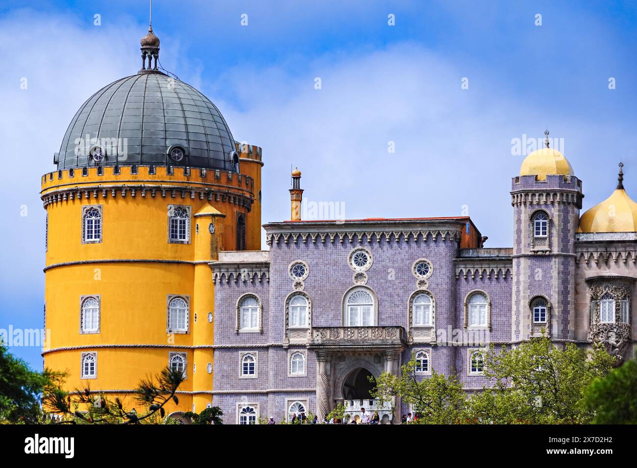 Il Palácio da pena o il castello storico di Palácio da pena, visto dall'alta Croce di Sintra, Portogallo. Il castello da favola è considerato uno dei più bei esempi di architettura romanticistica portoghese del XIX secolo al mondo. Foto Stock