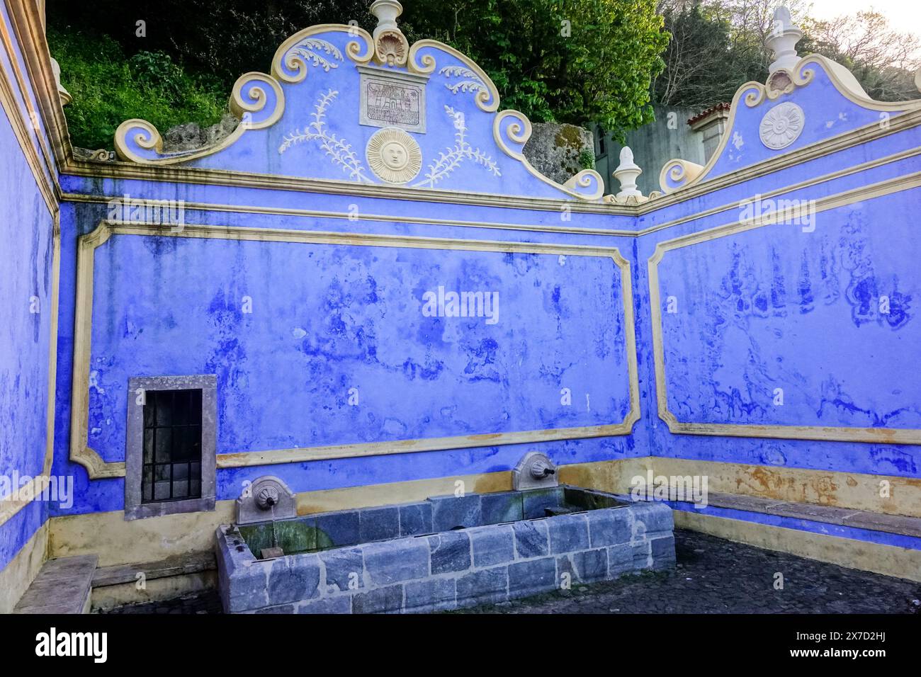Fonte da Sabuga o Fontana Saburga situata lungo Rua do Marechal Saldanha a Sintra, Portogallo. La fontana pubblica fu originariamente costruita nel 1406 ma ricostruita in seguito al terremoto del 1755. Foto Stock