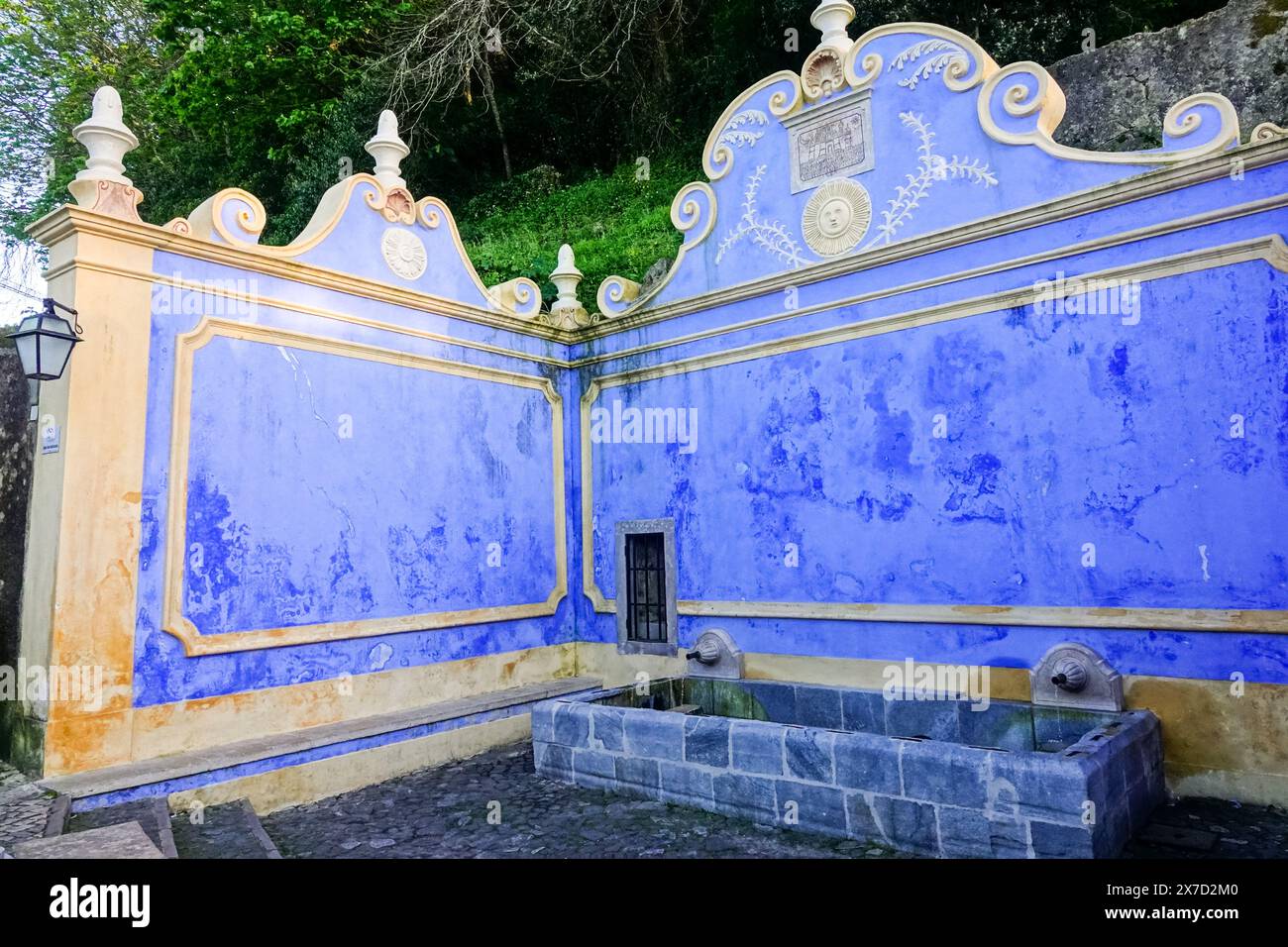 Fonte da Sabuga o Fontana Saburga situata lungo Rua do Marechal Saldanha a Sintra, Portogallo. La fontana pubblica fu originariamente costruita nel 1406 ma ricostruita in seguito al terremoto del 1755. Foto Stock