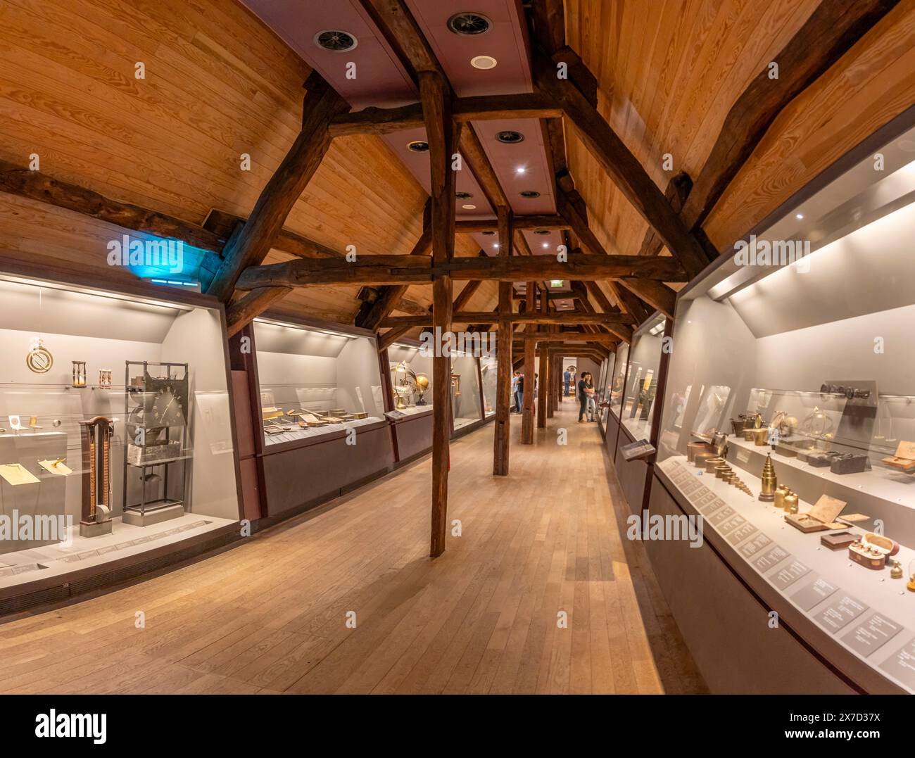 Parigi, Francia - 05 11 2024: Il Museo delle Arti e dell'Artigianato. Vista della galleria di strumenti scientifici in legno Foto Stock