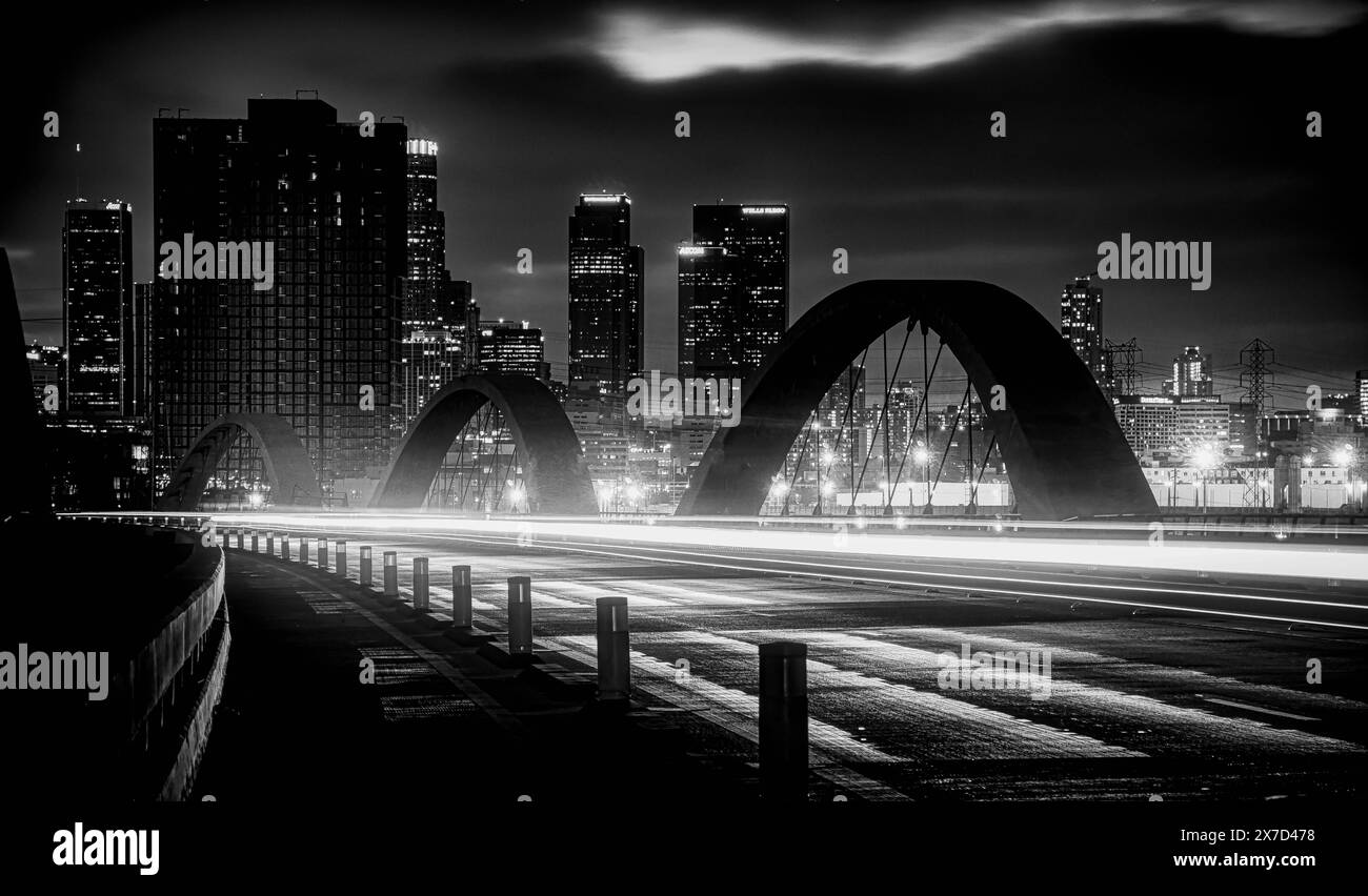 6th Street Bridge e Downtown Los Angeles Foto Stock