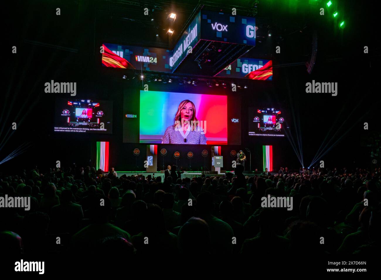 Madrid, Spagna. 19 maggio 2024. Un videomessaggio di Giorgia Meloni, primo ministro d'Italia e leader del partito politico di estrema destra Fratelli d'Italia, visto durante il convegno politico Europa Viva 24 organizzato dal partito di estrema destra spagnolo VOX al Palacio de Vistalegre di Madrid. Credito: SOPA Images Limited/Alamy Live News Foto Stock