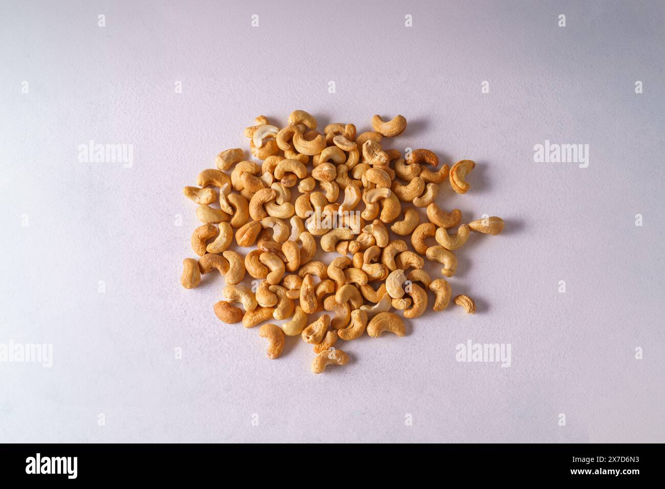 Un mucchio di anacardi isolato su sfondo bianco. Foto Stock