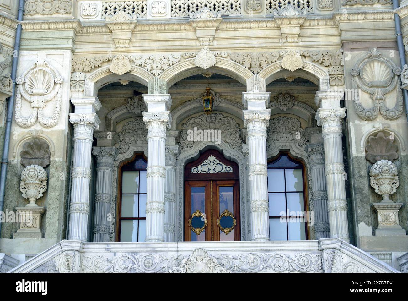 Ingresso al Palazzo Küçüksu dal Bosforo (Istanbul, Turchia): Primo piano di un frammento di decorazioni barocche ottomane Foto Stock