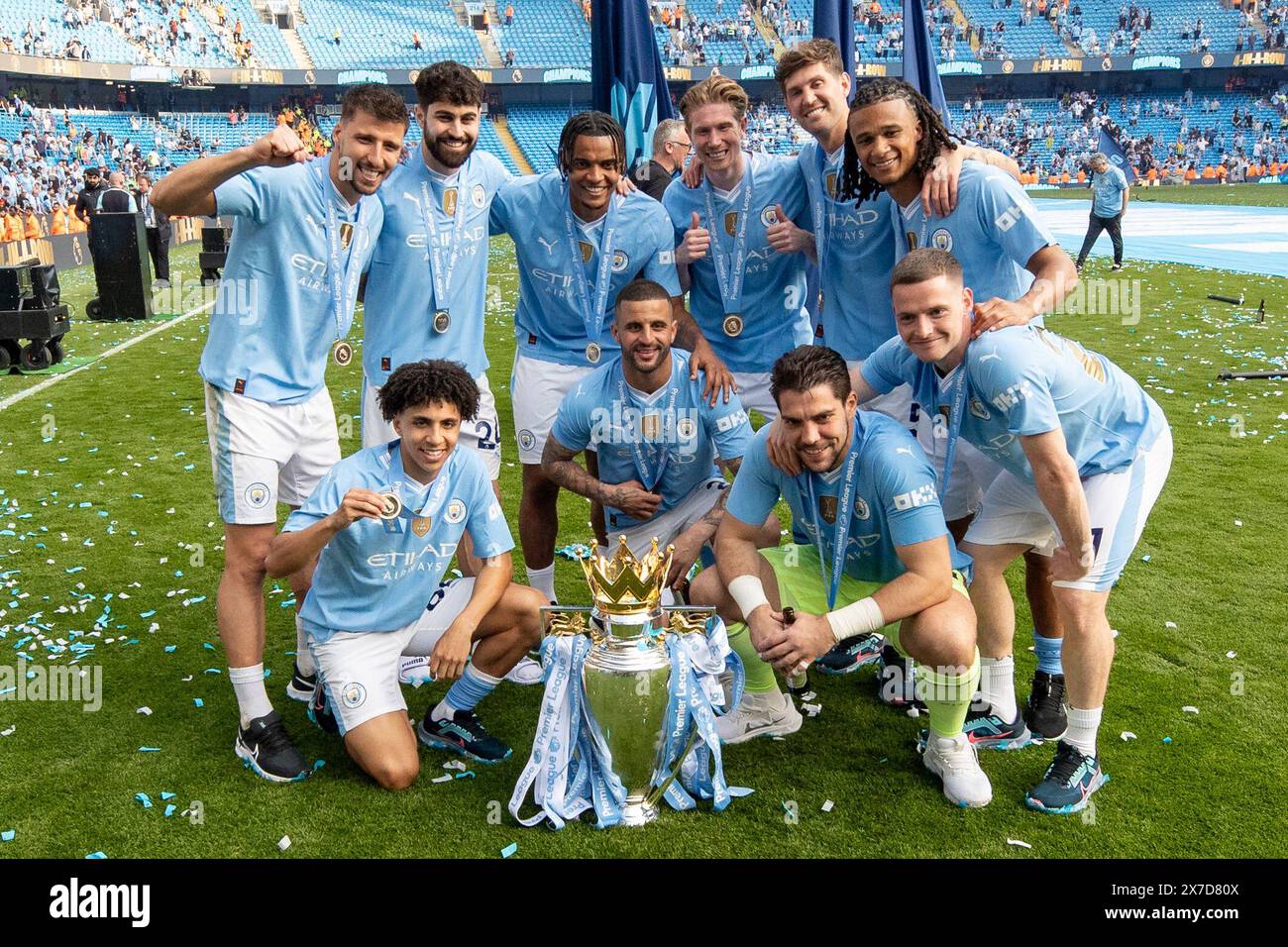 La squadra del Manchester City si posa di fronte al trofeo Barclays Premier League e festeggia di fronte ai propri tifosi dopo la partita di Premier League Manchester City vs West Ham United all'Etihad Stadium, Manchester, Regno Unito, 19 maggio 2024 (foto di Mark Cosgrove/News Images) Foto Stock