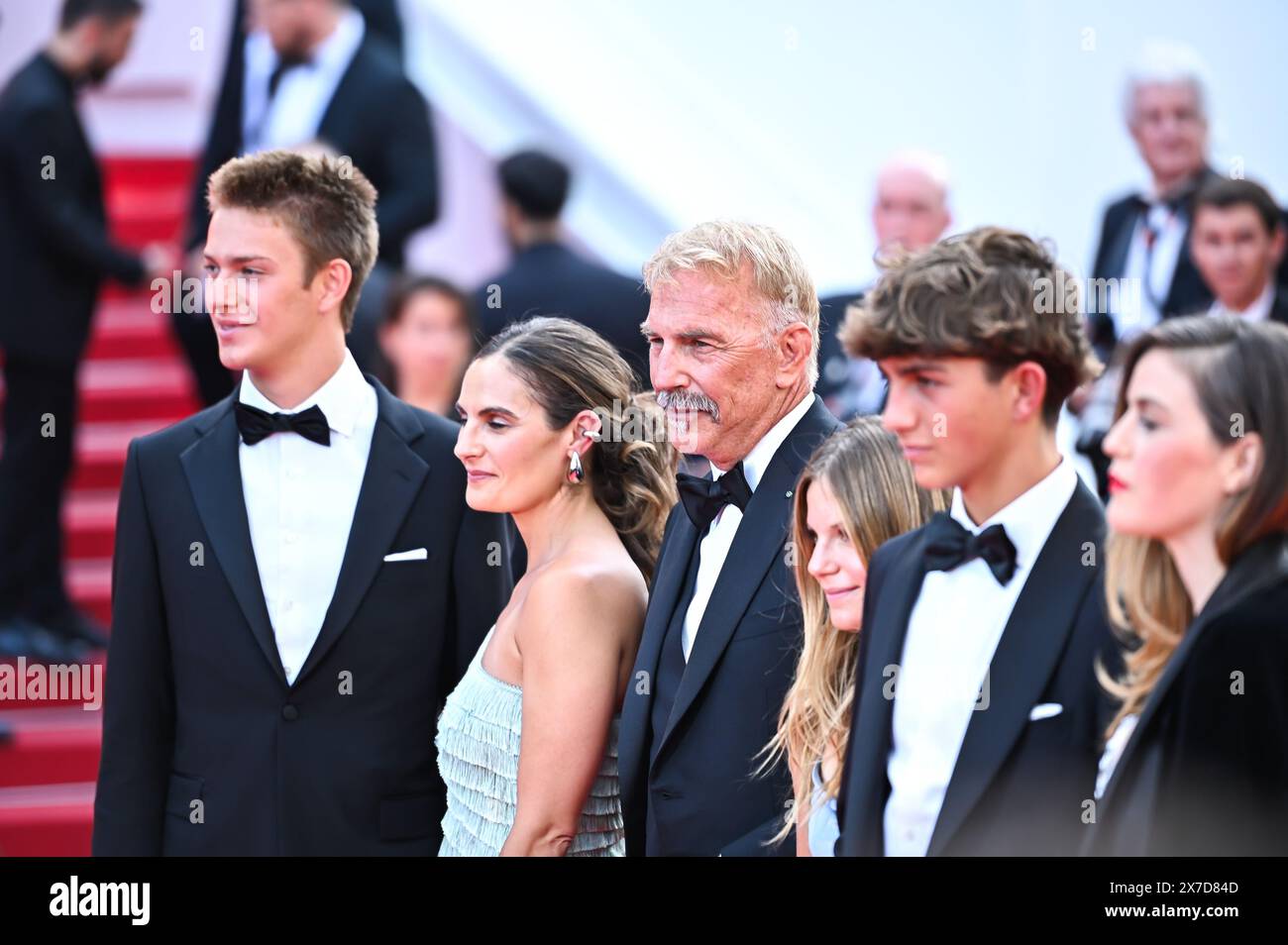 Cannes, Francia. 19 maggio 2024. Lily Costner, Hayes Logan Costner, Grace Avery Costner, Kevin Costner, Cayden Wyatt Costner e Annie Costner partecipano al Red Carpet "Horizon: An American Saga" al 77° Festival annuale di Cannes al Palais des Festivals il 19 maggio 2024 a Cannes, Francia. Credito: Live Media Publishing Group/Alamy Live News Foto Stock