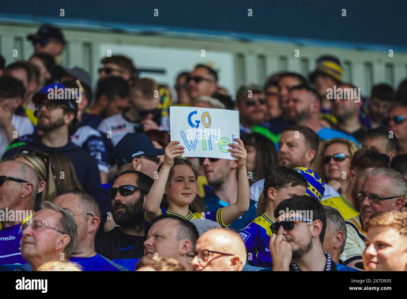 St Helens, Merseyside, Regno Unito. 19 maggio 2024. Betfred Challenge Cup Rugby: Huddersfield Giants vs Warrington Wolves al Totally Wicked Stadium. Una bambina tra la folla regge un cartello "Go Wire". Credito James Giblin Photography/Alamy Live News. Foto Stock