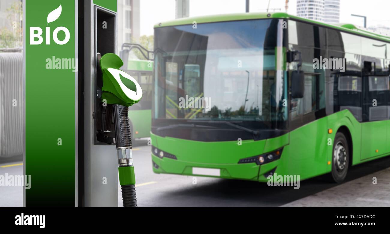 Stazione di rifornimento di biocarburante sullo sfondo di un autobus urbano verde. Decarbonizzazione dei trasporti pubblici. Foto Stock