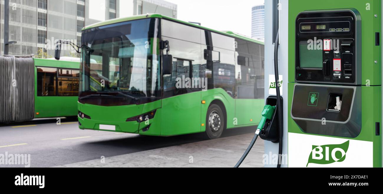 Stazione di rifornimento di biocarburante sullo sfondo di un autobus urbano verde. Decarbonizzazione dei trasporti pubblici. Foto Stock