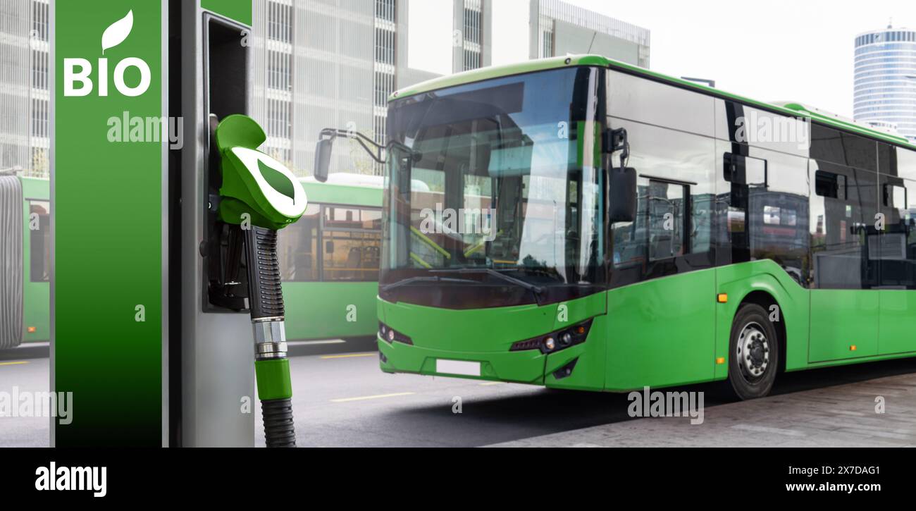 Stazione di rifornimento di biocarburante sullo sfondo di un autobus urbano verde. Decarbonizzazione dei trasporti pubblici. Foto Stock
