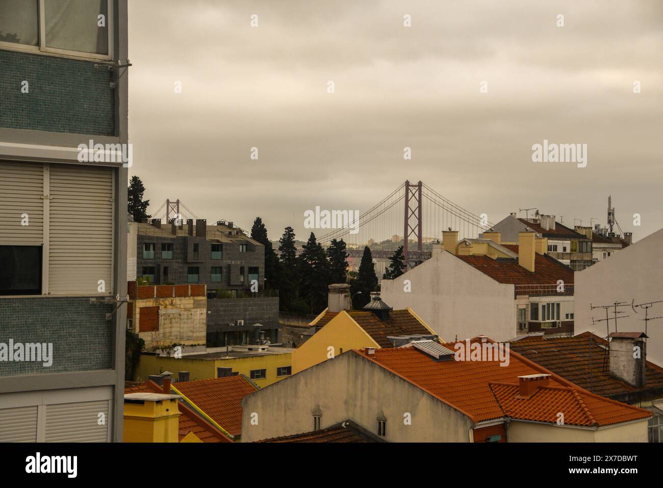 Quartiere di Lisbona, con case basse e vista sul ponte 25 de Abril Foto Stock