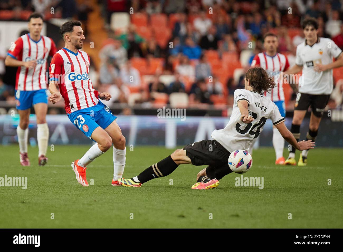 Valencia, Spagna. 19 maggio 2024. VALENCIA, SPAGNA - 19 MAGGIO: Ivan Martin, attaccante a centrocampo del Girona FC, gareggia per il pallone con Yarek Gasiorowski Centre-back del Valencia CF durante la partita LaLiga EA Sports tra Valencia CF e Girona FC allo stadio Mestalla, il 19 maggio 2024 a Valencia, Spagna. (Foto di Jose Torres/Photo Players Images) credito: Magara Press SL/Alamy Live News Foto Stock