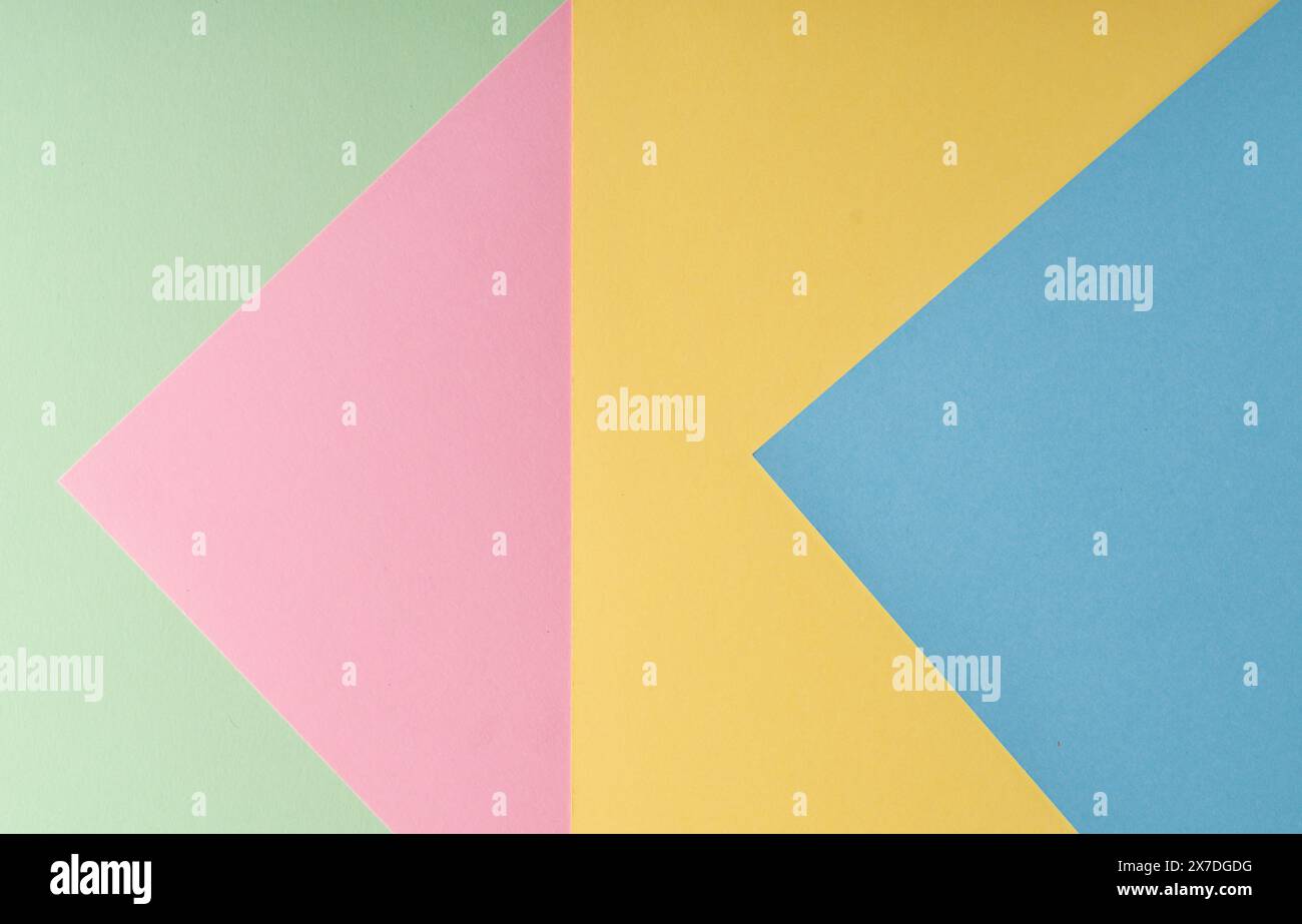 Carta astratta multicolore di colori blu pastello, rosa, giallo, verde, con forma geometrica Foto Stock