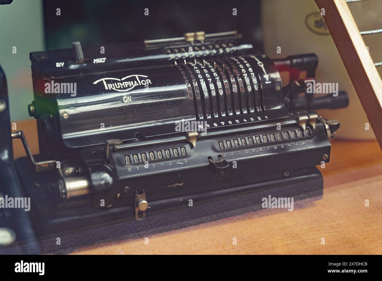 Varsavia, Polonia - 8 agosto 2023: Una macchina Triumphator CN d'epoca si trova su una scrivania di legno in una sala ben illuminata. Le macchine hanno un design complesso e un Foto Stock