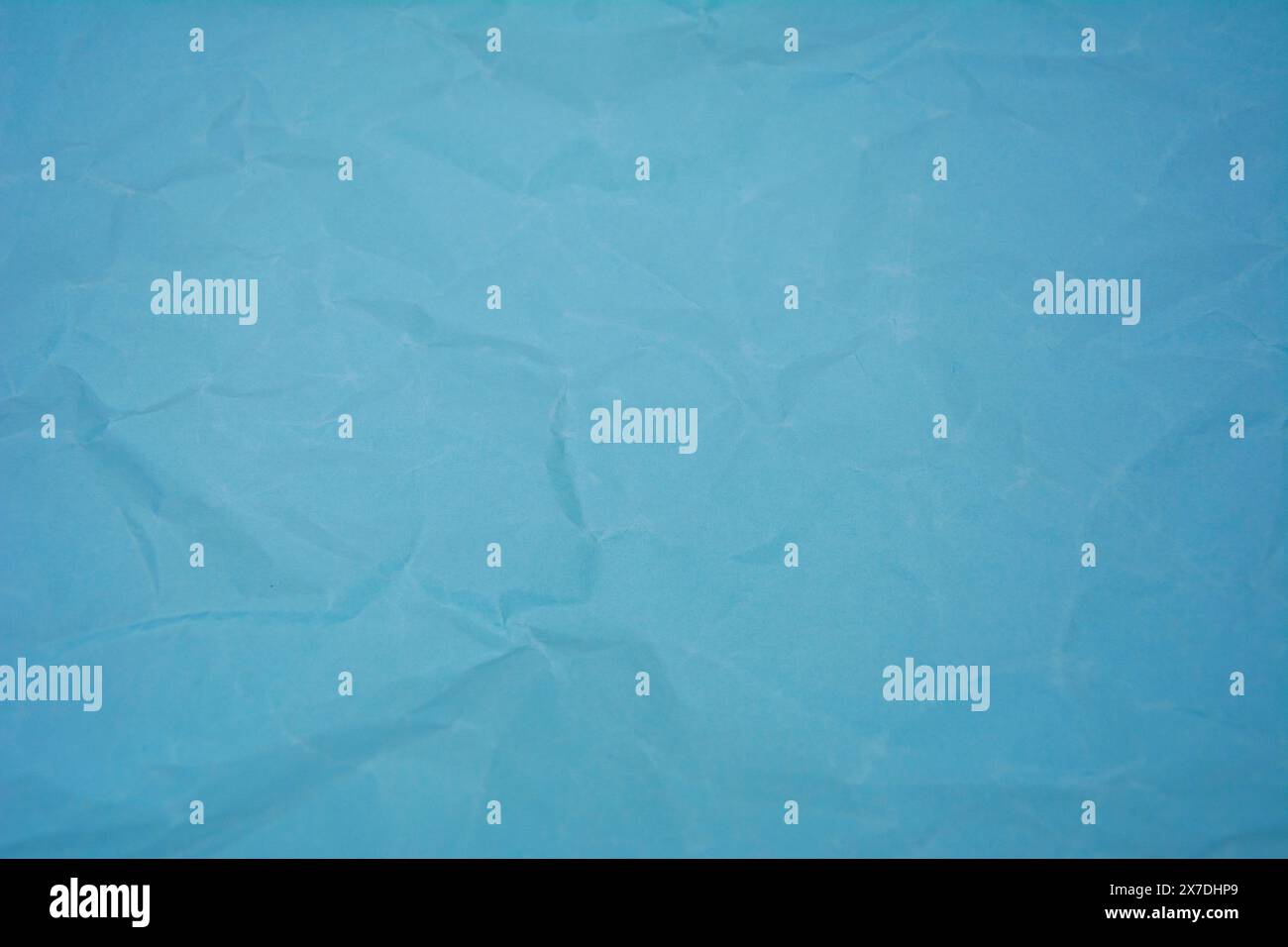 Sfondo azzurro con piccole grinze. Colore blu chiaro carta artigianale riciclata come sfondo. Foto Stock