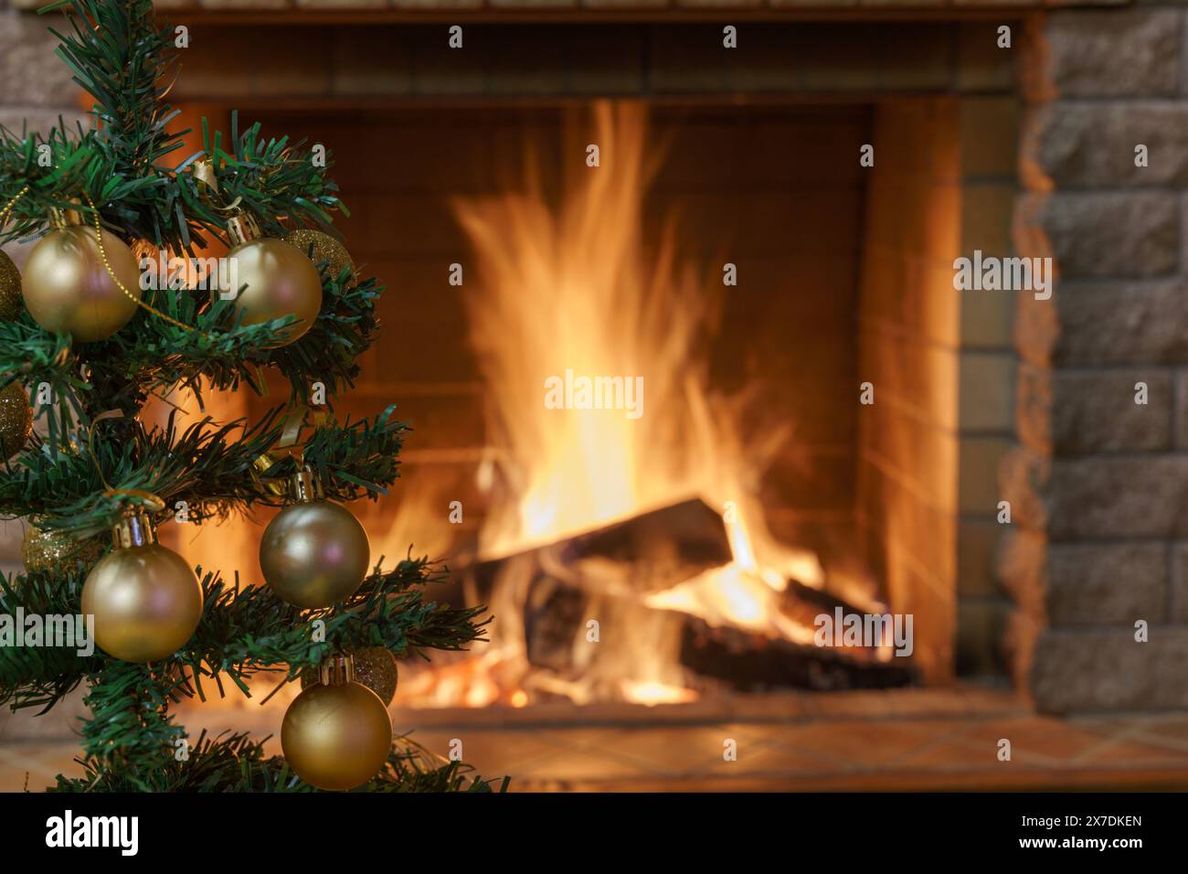 Accogliente caminetto, albero di Natale decorato con palle e giocattoli di Natale, vacanze invernali, vigilia di Natale. Foto Stock