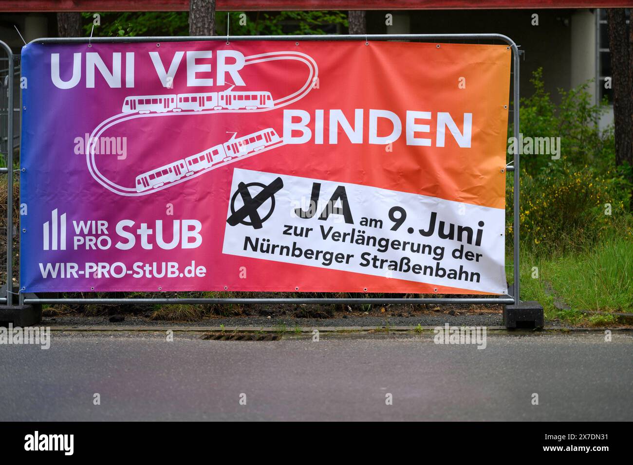 Ein Plakat zur Abstimmung über die Stadt-Umland-Bahn zu sehen am Rande der Pressekonferenz über Vorteile der Stadt-Umland-Bahn stub für die Region Nürnberg / Erlangen am Helmholtz-Institut für Erneuerbare Energien. Erlangen, 17.05.2024 Bayern Deutschland *** Un poster per la votazione sulla Stadt Umland Bahn in mostra alla conferenza stampa sui vantaggi della Stadt Umland Bahn stub per la regione di Norimberga Erlangen presso l'Istituto Helmholtz per le energie rinnovabili Erlangen, 17 05 2024 Baviera Germania Copyright: XDwixAnoraganingrumx Foto Stock