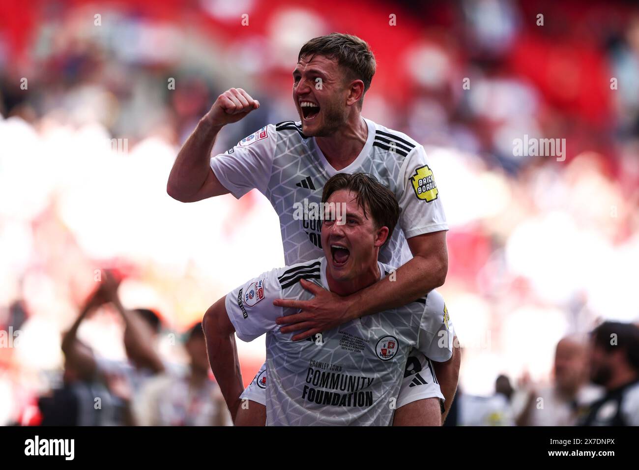 Wembley Stadium, Londra, domenica 19 maggio 2024. Will Wright e Laurence Maguire di Crawley Town celebrano la promozione durante la partita finale Play Off di Sky Bet League 2 tra Crawley Town e Crewe Alexandra allo Stadio di Wembley, Londra, domenica 19 maggio 2024. (Foto: Tom West | mi News) crediti: MI News & Sport /Alamy Live News Foto Stock