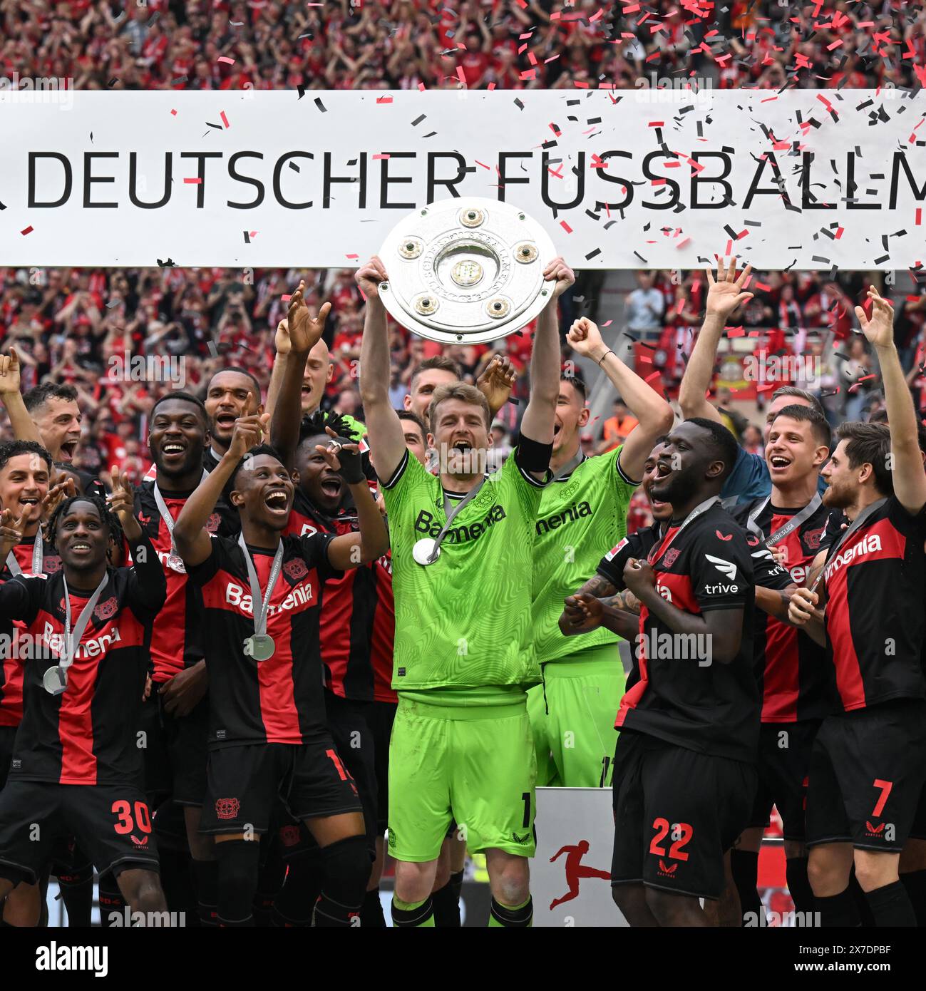 LEVERKUSEN - Bayer 04 Leverkusen coach Kovar, Noah Mbamba, Nathan Tella, Alejandro Grimaldo, Amine Adli, Victor Boniface, Adam Hlozek, Timothy Fosu Mensah, Exequiel Palacios, portiere Patrick Pentz, JEREMIE Frimpong, Madi Monamay, Gustavo Puerta, Granit Xhaka, portiere Niklas Lomb, Ken Izekor, portiere Jesper Schlich, Francis Onyeka, Noah Pesch, Daniel Lang, il portiere Luca Novodomsky, Ayman Aourir festeggiano la vittoria del campionato e della Deutsche Meisterschale durante la partita di Bundesliga tra Bayer 04 Leverkusen e FC Augsburg alla DE Bay Arena il 18 maggio 2024 a Leverkusen, in Germania Foto Stock