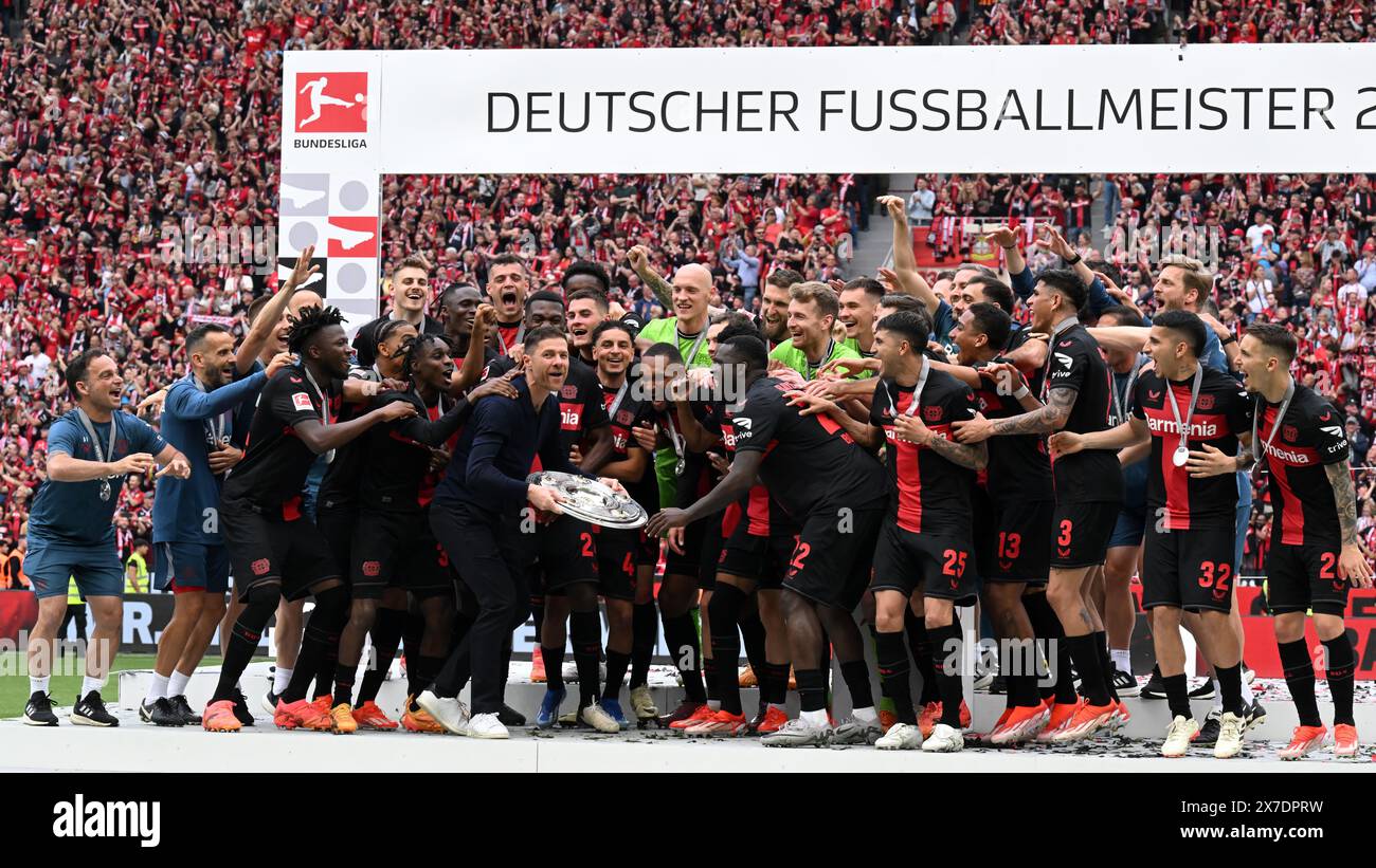 LEVERKUSEN - Bayer 04 allenatore del Leverkusen Xabi Alonso con la Bundesliga Meisterschale ( allenatore del Bayer 04 Leverkusen , Edmond Tapsoba, Arthur, Patrik Schick, portiere Matej Kovar, Noah Mbamba, Nathan Tella, Alejandro Grimaldo, Amine Adli, Victor Boniface, Adam Hlozek, Timothy Fosu Mensah, Exequiel Palacios, portiere Patrick Pentz, Jeremie Frimpong, Madi Monamay, Gustavo Puerta , Granit FC Augsburg alla DE Bay Arena il 18 maggio 2024 a Leverkusen, Germania. ANP | Hollandse Hoogte | GERRIT VAN COLOGNE Foto Stock