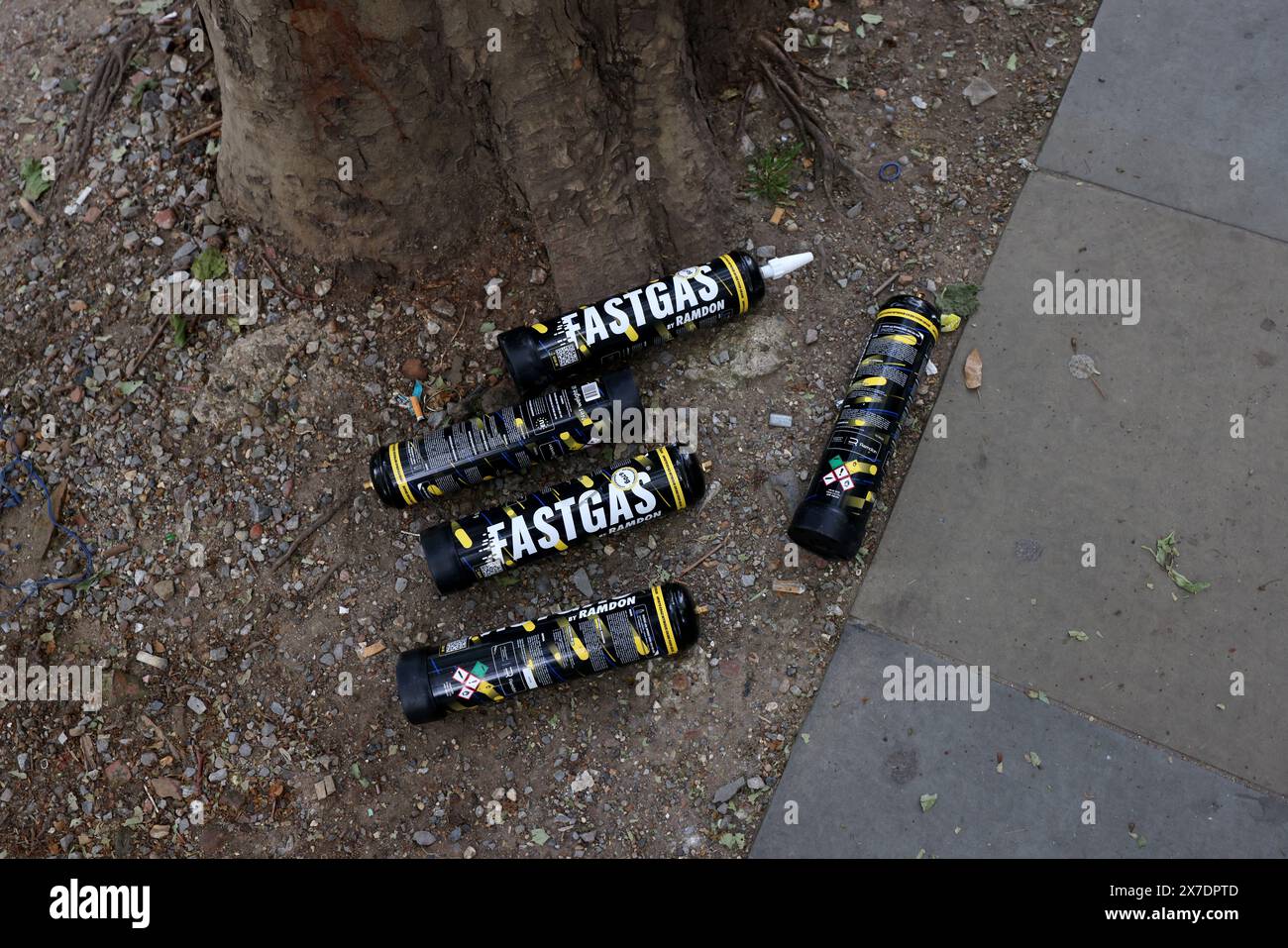 Viste generali dei cilindri FastGas Nitrous Oxide (protossido di azoto) raffigurati sul pavimento a Londra, Regno Unito. Foto Stock