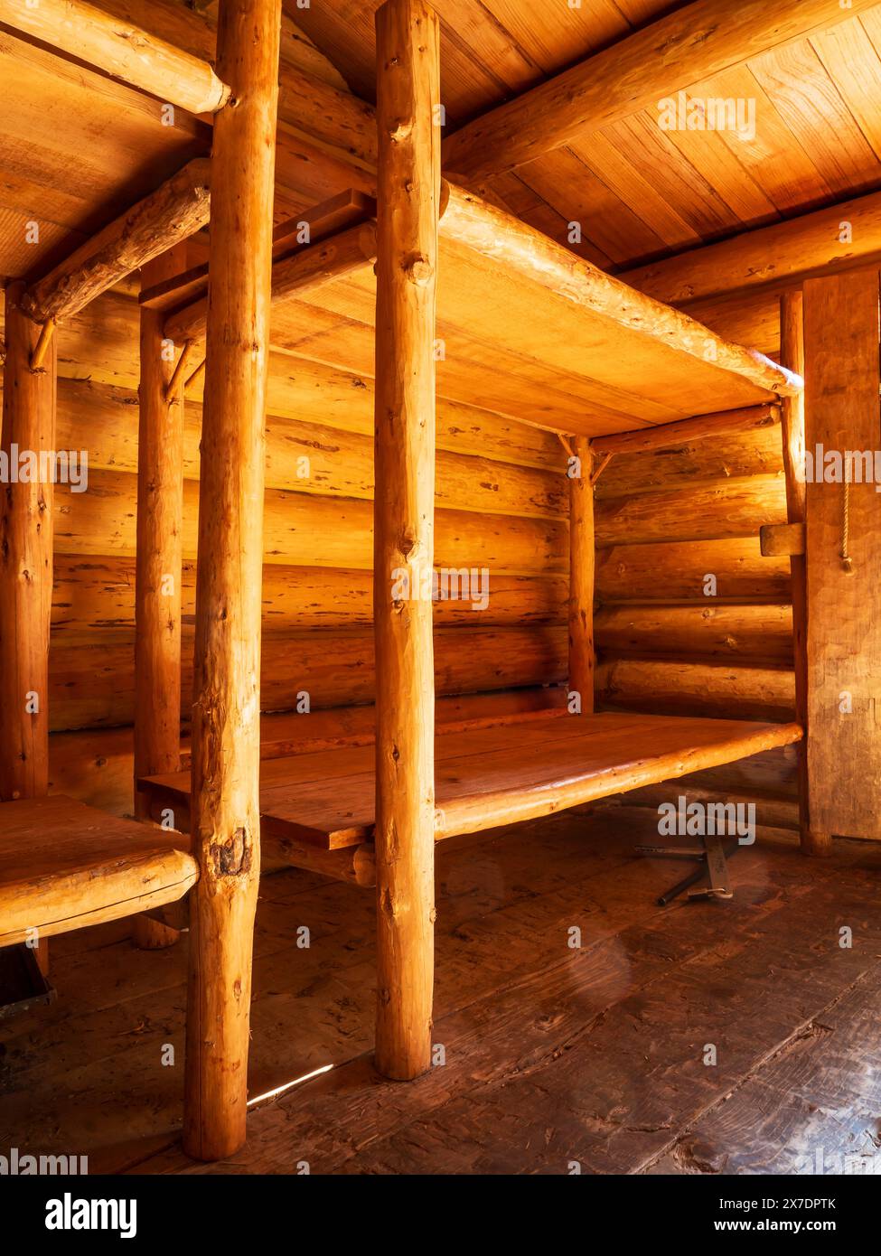 Sala all'interno degli edifici ricostruiti, Fort Clatsop National Memorial vicino ad Astoria, Oregon. Foto Stock