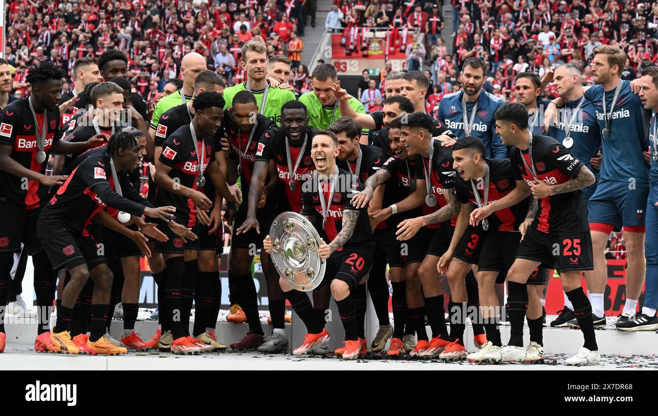 LEVERKUSEN - Alejandro Grimaldo del Bayer 04 Leverkusen con la Bundesliga Meisterschale ( allenatore Bayer 04 Leverkusen , Edmond Tapsoba, Arthur, Patrik Schick, portiere Matej Kovar, Noah Mbamba, Nathan Tella, Alejandro Grimaldo, Amine Adli, Victor Boniface, Adam Hlozek, Timothy Fosu Mensah, Exequiel Palacios, portiere Patrick Pentz, Jeremie Frimpong, Madi Monamay, Gustavo Puerta , Granit FC Augsburg alla DE Bay Arena il 18 maggio 2024 a Leverkusen, Germania. ANP | Hollandse Hoogte | GERRIT VAN COLOGNE Foto Stock