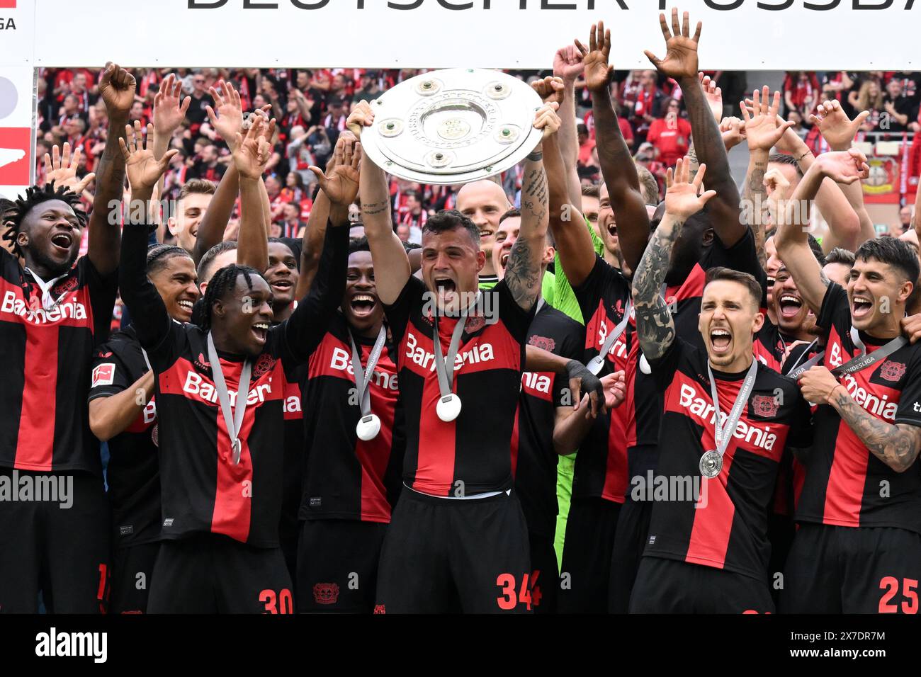 LEVERKUSEN - Granit Xhaka di Bayer 04 Leverkusen con la Bundesliga Meisterschale ( allenatore Bayer 04 Leverkusen , Edmond Tapsoba, Arthur, Patrik Schick, portiere Matej Kovar, Noah Mbamba, Nathan Tella, Alejandro Grimaldo, Amine Adli, Victor Boniface, Adam Hlozek, Timothy Fosu Mensah, Exequiel Palacios, portiere Patrick Pentz, Jeremie Frimpong, Madi Monamay, Gustavo Puerta , Granit FC Augsburg alla DE Bay Arena il 18 maggio 2024 a Leverkusen, Germania. ANP | Hollandse Hoogte | GERRIT VAN COLOGNE Foto Stock