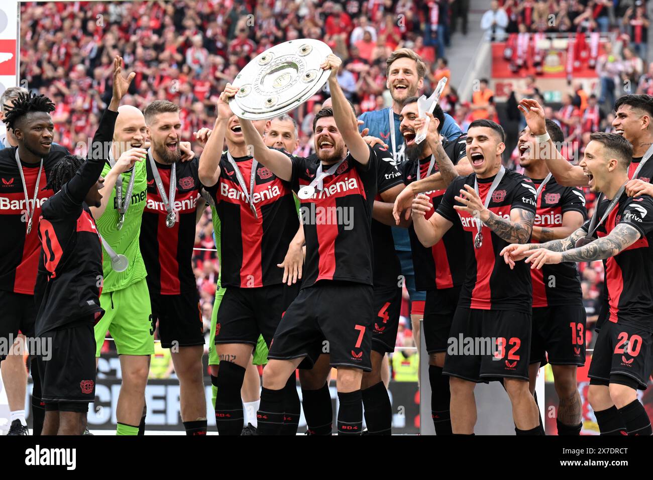 LEVERKUSEN - Jonas Hofmann del Bayer 04 Leverkusen con la Bundesliga Meisterschale ( allenatore Bayer 04 Leverkusen , Edmond Tapsoba, Arthur, Patrik Schick, portiere Matej Kovar, Noah Mbamba, Nathan Tella, Alejandro Grimaldo, Amine Adli, Victor Boniface, Adam Hlozek, Timothy Fosu Mensah, Exequiel Palacios, portiere Patrick Pentz, Jeremie Frimpong, Madi Monamay, Gustavo Puerta , Granit FC Augsburg alla DE Bay Arena il 18 maggio 2024 a Leverkusen, Germania. ANP | Hollandse Hoogte | GERRIT VAN COLOGNE Foto Stock