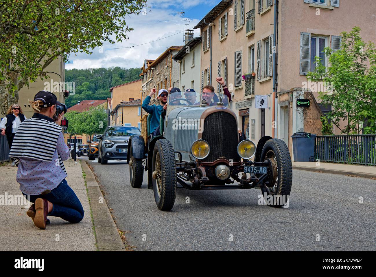 BRIGNAIS, FRANCIA, 19 maggio 2024: Una concentrazione di auto d'epoca segna la commemorazione del centenario del Gran Premio di Lione 1924. Foto Stock