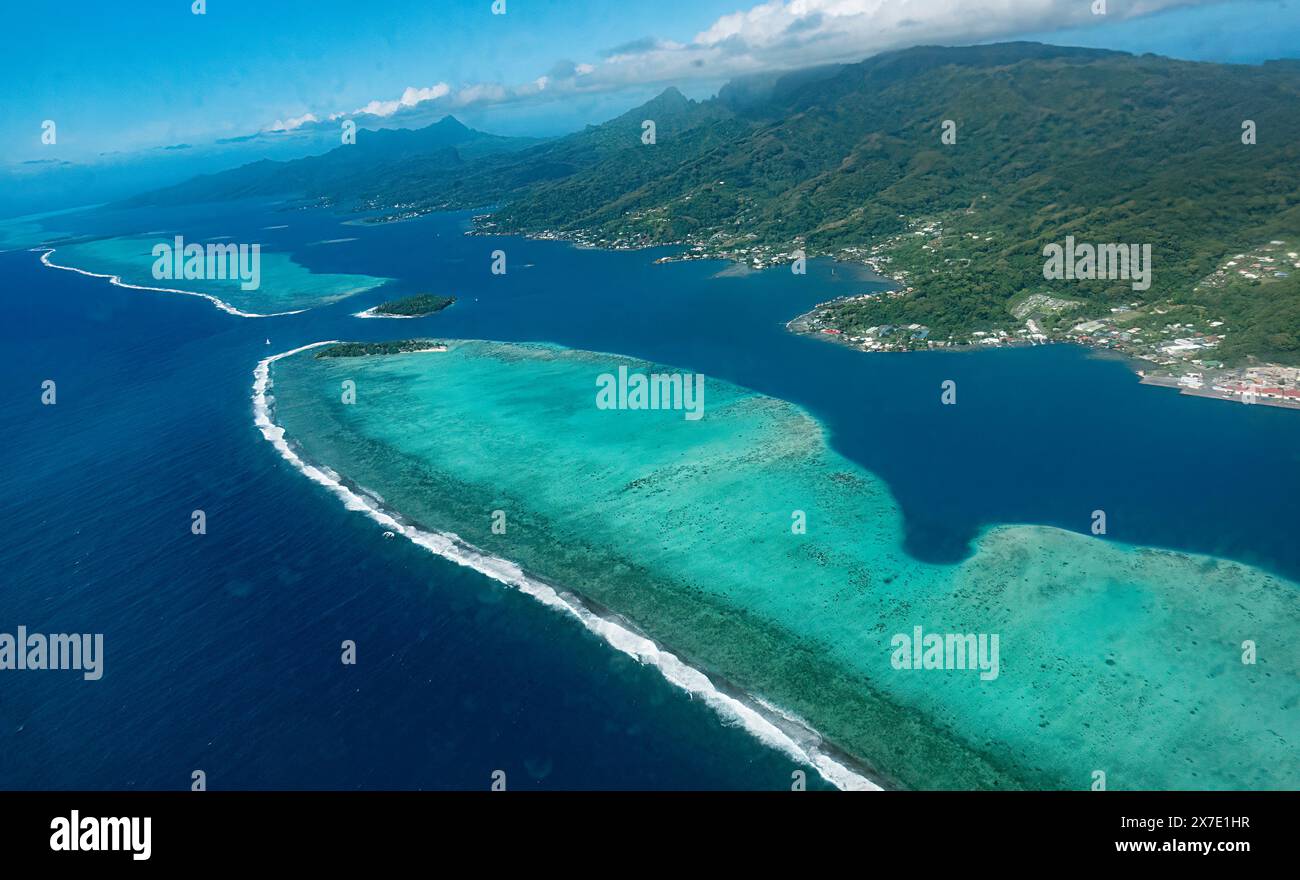 Vista dall'alto dell'isola di Raiatea e della sua barriera corallina, delle Isole Society, della Polinesia francese Foto Stock