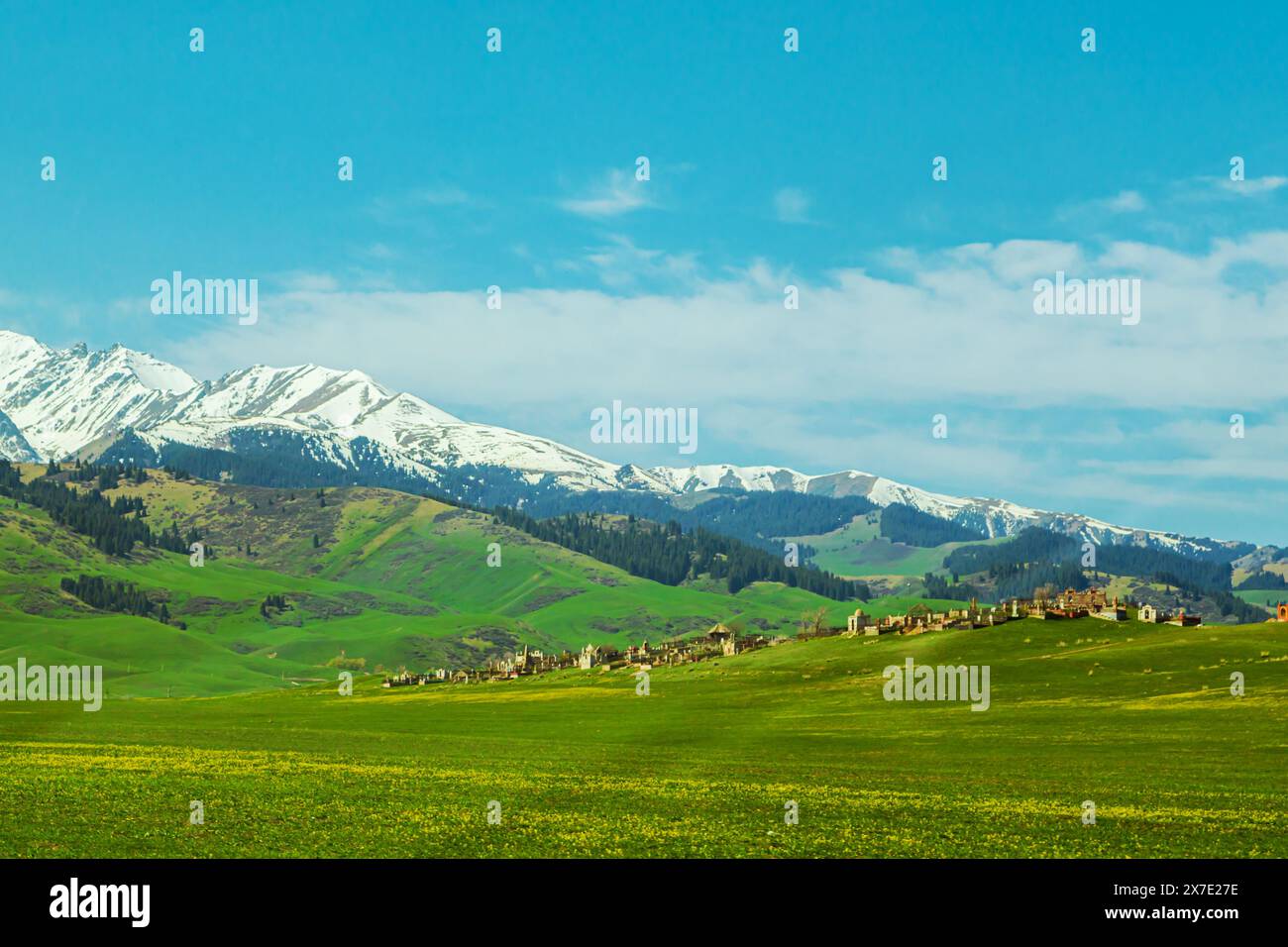 Vecchio cimitero musulmano sulle montagne della catena Trans-Ili Alatau. Asia centrale, regione di Almaty, Kazakistan – 5 maggio 2024 Foto Stock