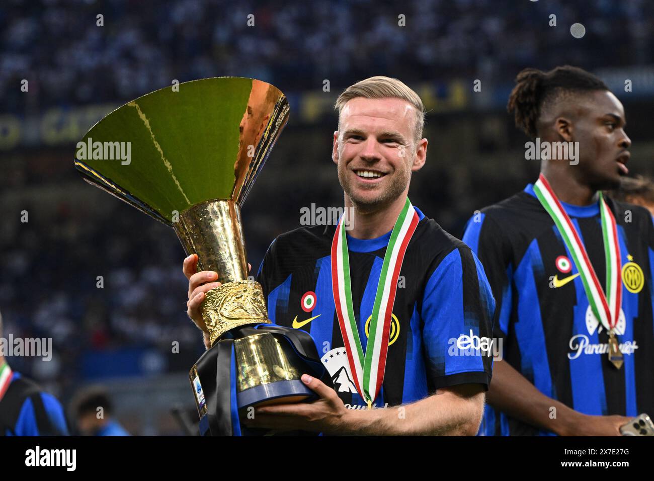 Stadio Giuseppe Meazza, Milano, Italia il 19 maggio 2024. Davy Klaassen del FC Internazionale posa con il trofeo Scudetto durante la partita di calcio di serie A 2023/24 tra FC Internazionale e SS Lazio allo Stadio Giuseppe Meazza, Milano, Italia il 19 maggio 2024 crediti: Tiziano Ballabio/Alamy Live News Foto Stock