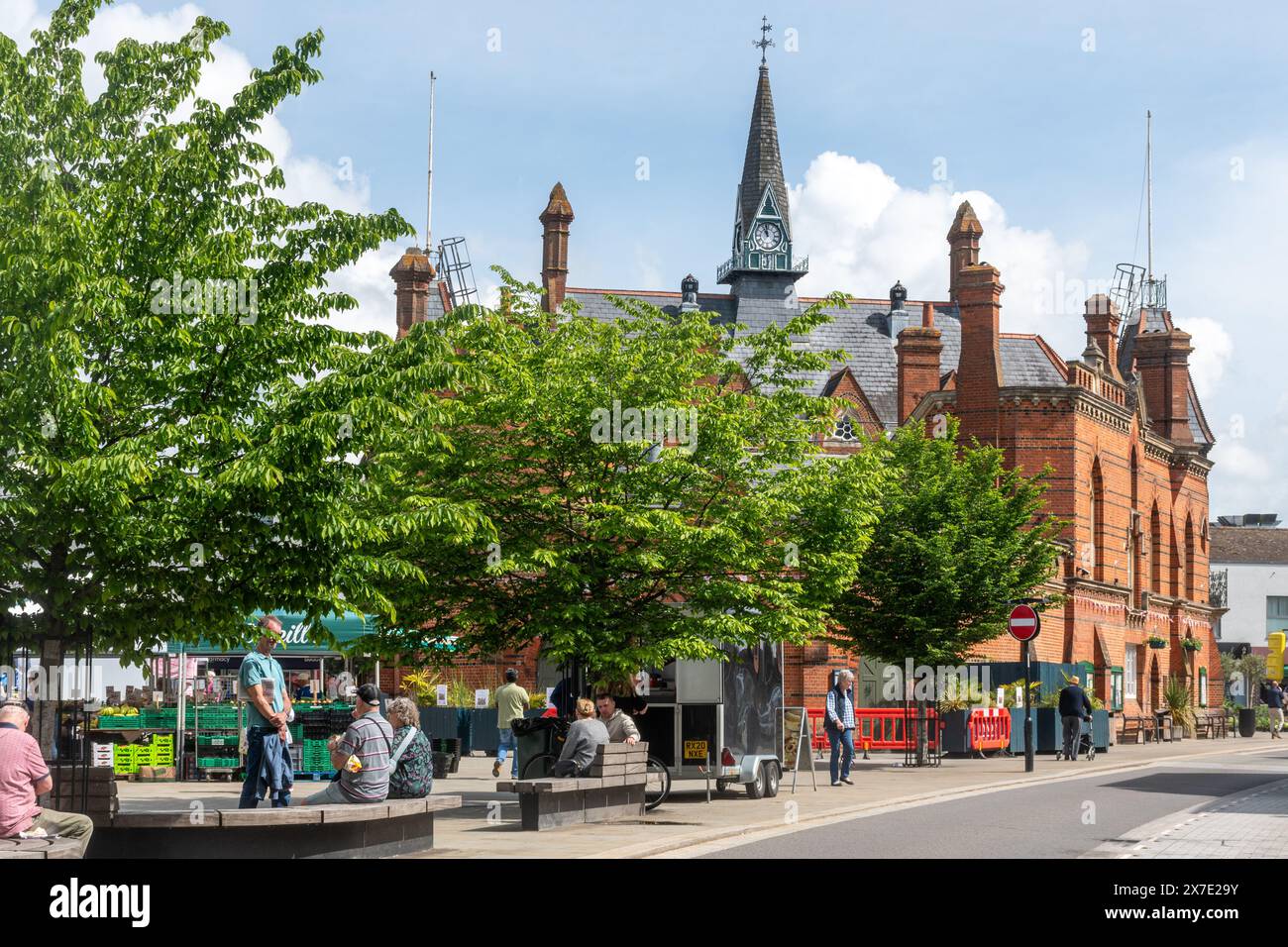 Wokingham Market Square e Municipio nel centro della città, Berkshire, Inghilterra, Regno Unito. Gente che fa shopping il giorno del mercato Foto Stock