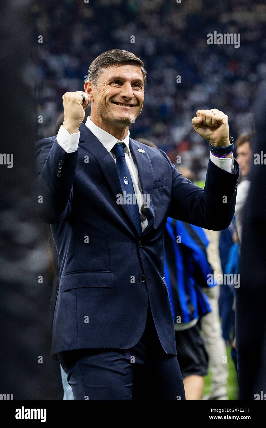 Javier Zanetti celebra la serie A Scudetto al termine della partita di serie A TIM tra FC Internazionale e SS Lazio allo Stadio Giuseppe Meazza di Milano, il 19 maggio 2024 Foto Stock