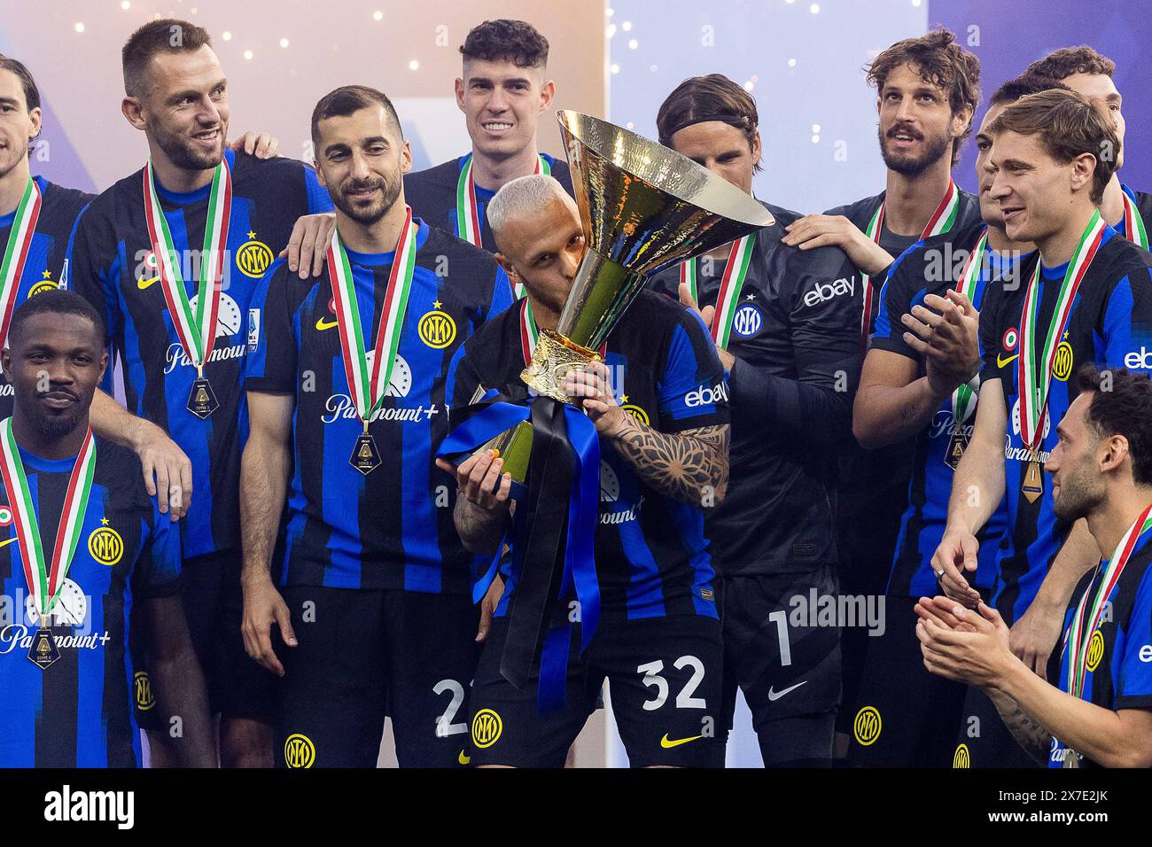 Federico Dimarco dell'Inter detiene il trofeo di serie A dopo la partita di serie A TIM tra FC Internazionale e SS Lazio allo Stadio Giuseppe Meazza di Milano, Italia, il 19 maggio 2024 Foto Stock