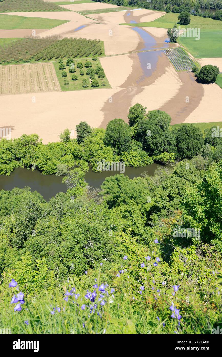 Il fiume Dordogna scorre attraverso i terreni agricoli del Périgord Noir nel sud-ovest della Francia. Agricoltura, agricoltura mista, acqua, irrigazione. Périgord, Dord Foto Stock